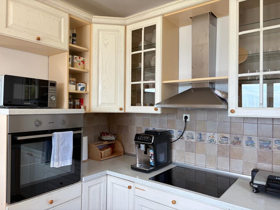 Coffee/tea facilities, Kitchen or kitchenette, stove, toaster