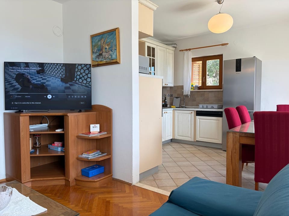 TV and multimedia, Kitchen or kitchenette, Living room, Seating area, Dining area, oven