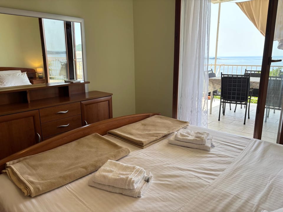 Bed, Natural landscape, View (from property/room), Balcony/Terrace, Photo of the whole room, Bedroom, towels