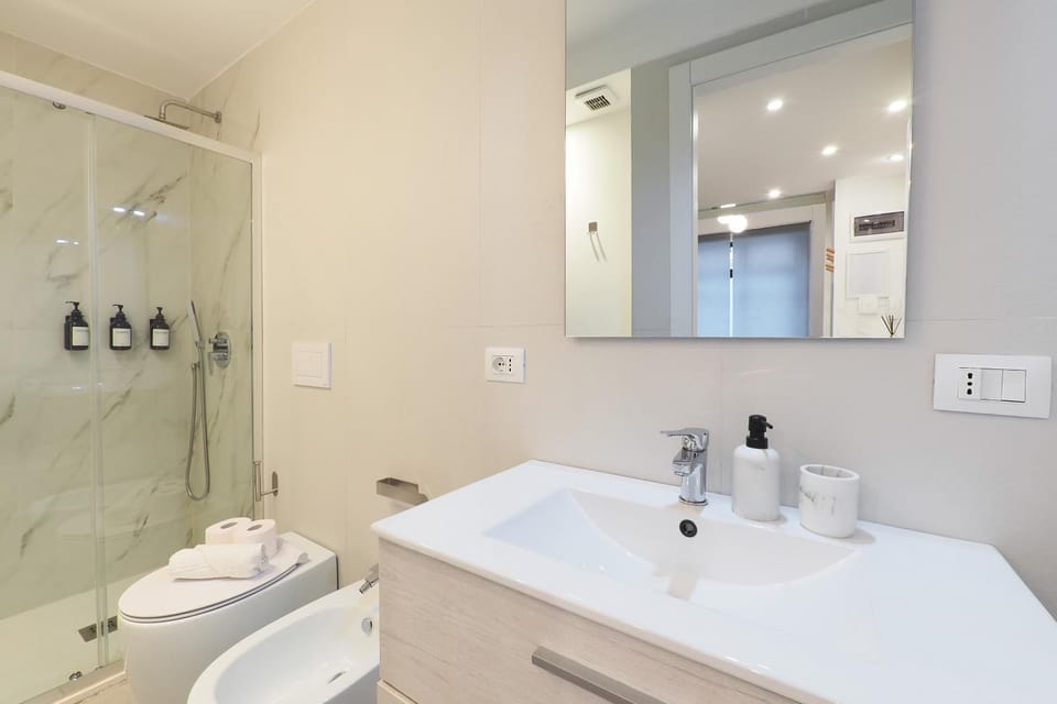Shower, Toilet, Bathroom, towels