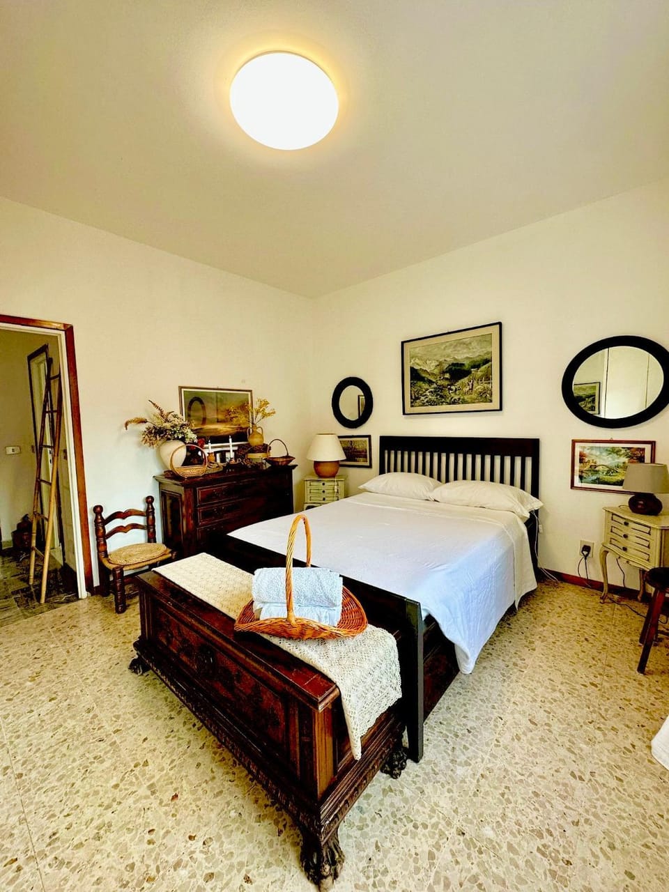 Bed, Photo of the whole room, Decorative detail, Bedroom
