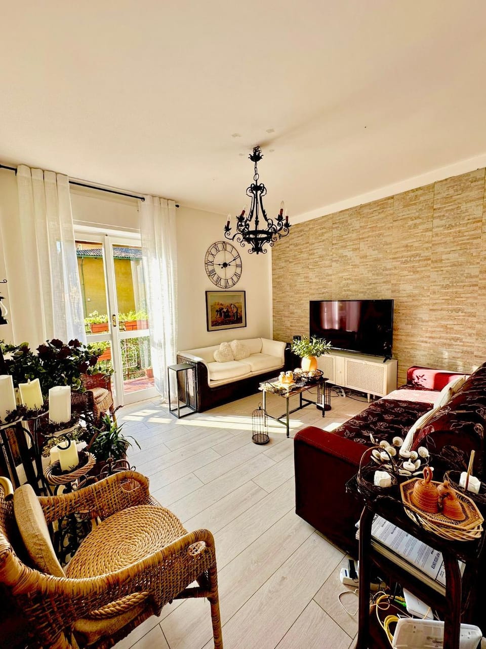 Communal lounge/ TV room, Day, TV and multimedia, Balcony/Terrace, Living room, Photo of the whole room, Seating area