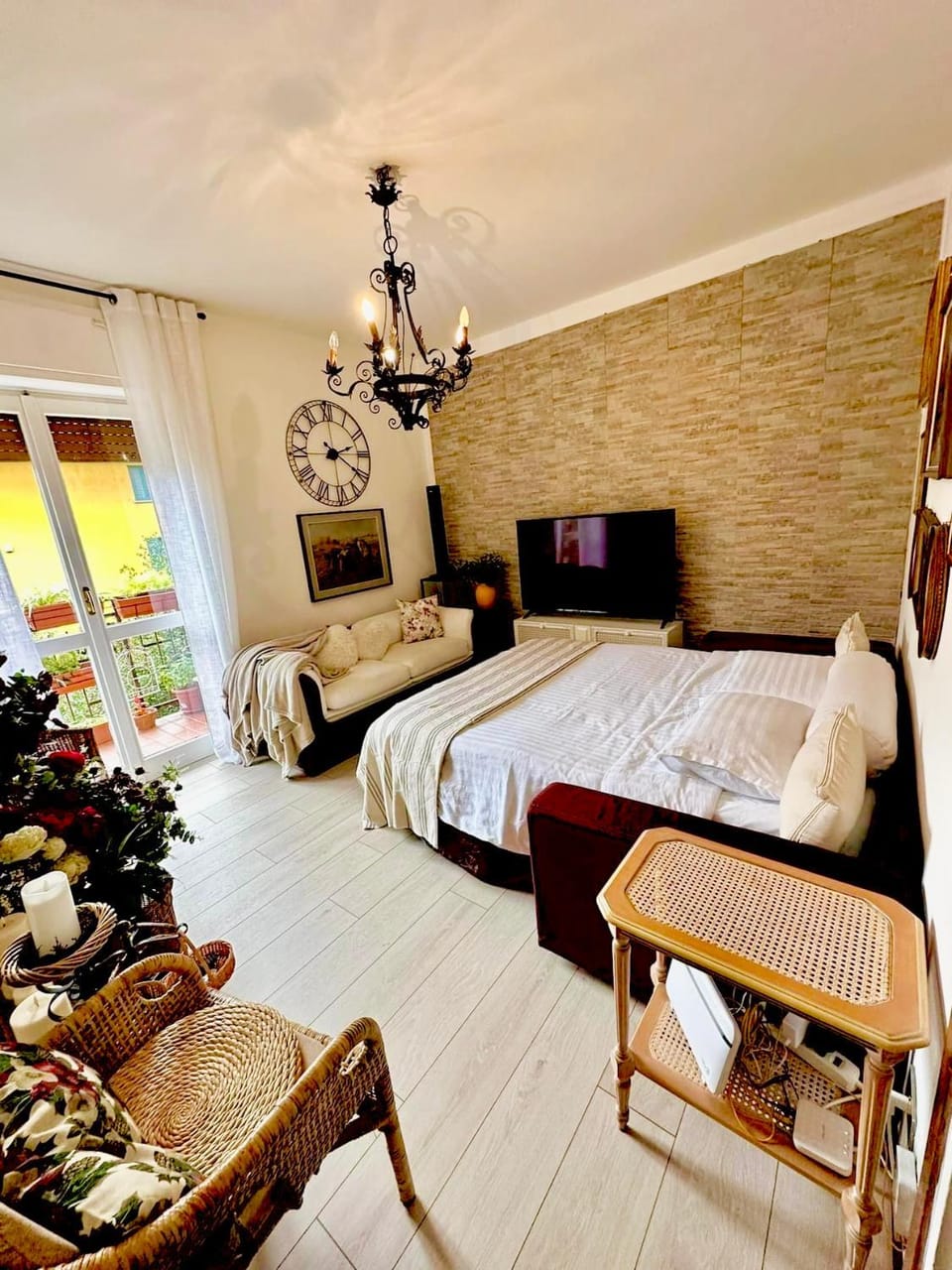 Communal lounge/ TV room, Bed, TV and multimedia, Balcony/Terrace, Photo of the whole room