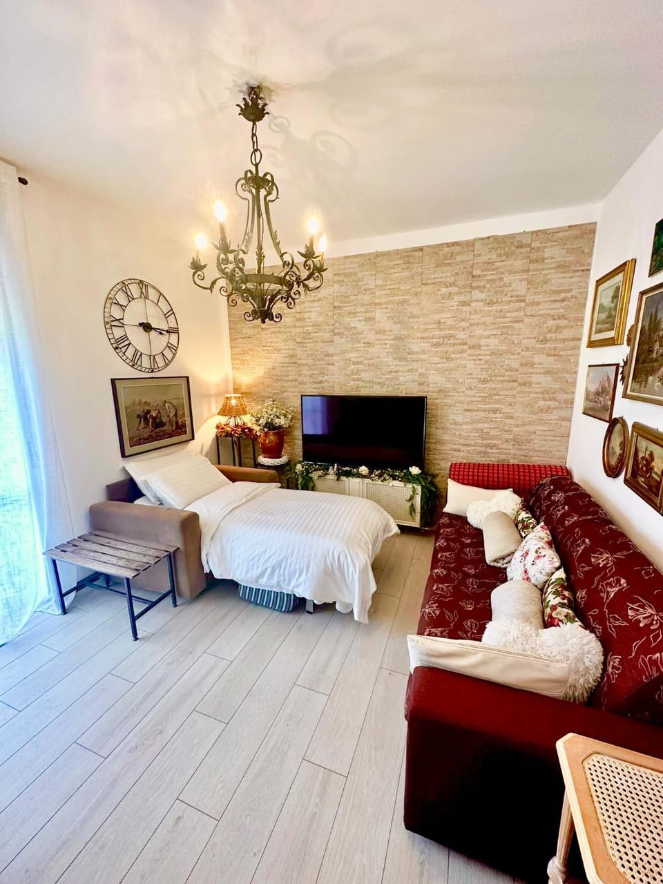 Communal lounge/ TV room, Bed, Day, TV and multimedia, Living room, Photo of the whole room, Decorative detail, Seating area