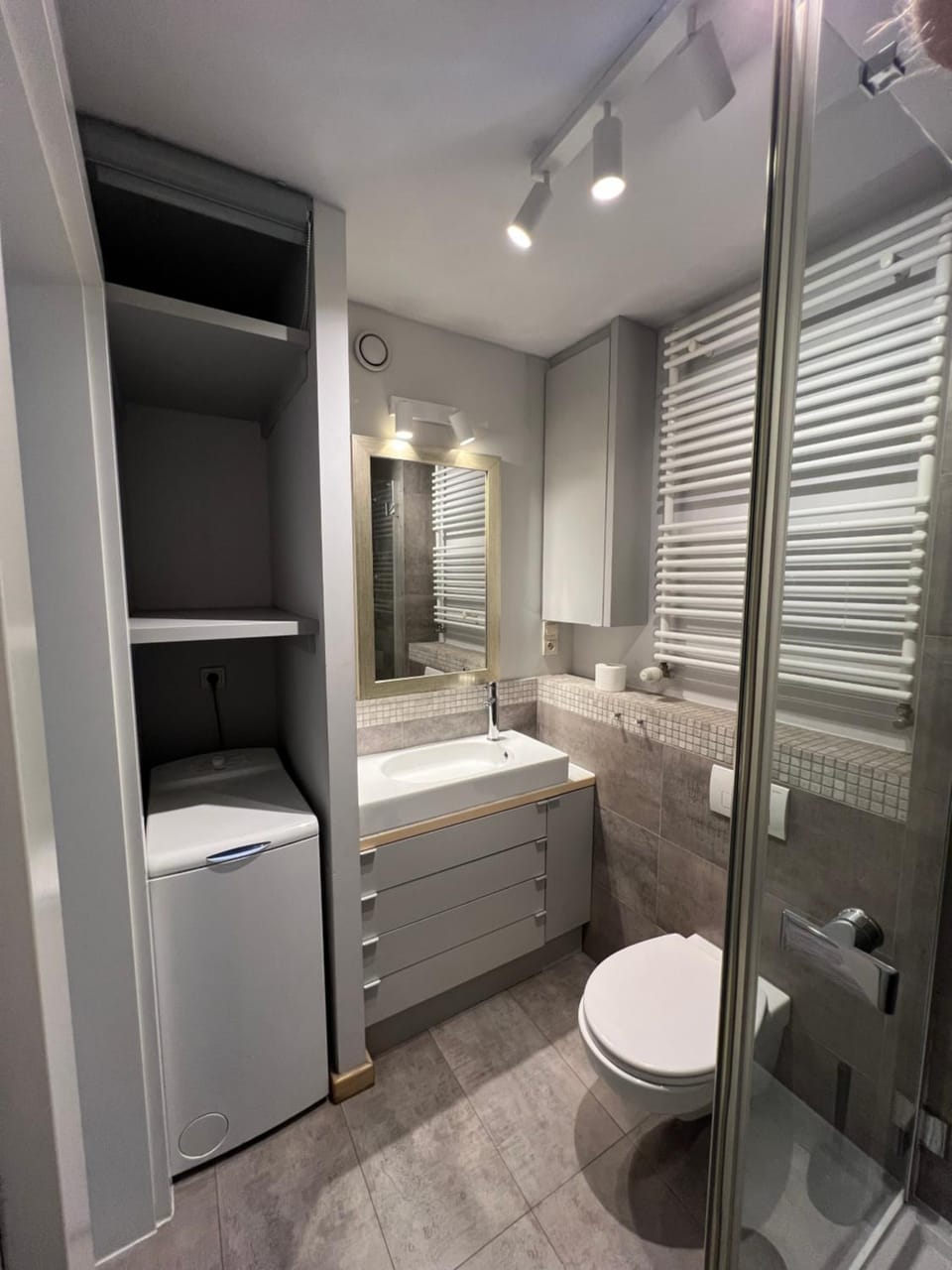 Shower, Toilet, Bathroom, towels