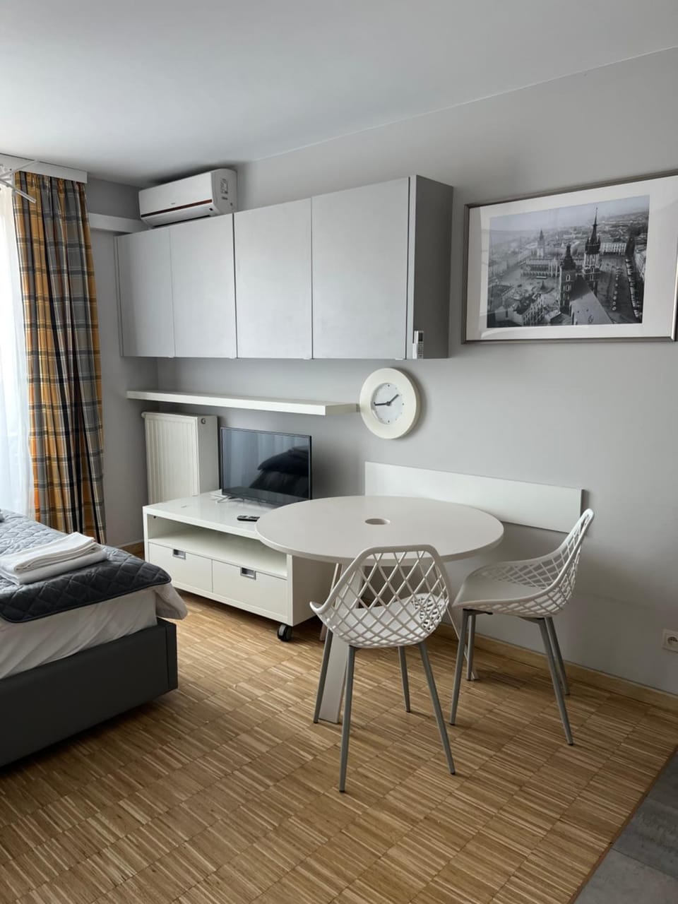 Bed, TV and multimedia, Living room, Photo of the whole room, Seating area, Dining area, Bedroom, hair dresser, air conditioner