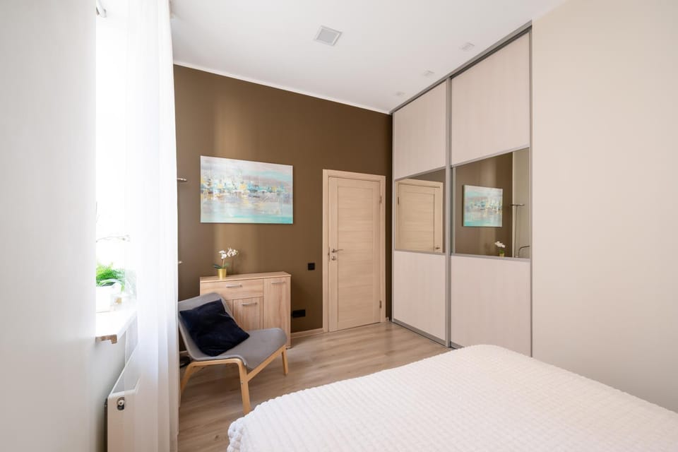 Bed, Seating area, Bedroom, wardrobe