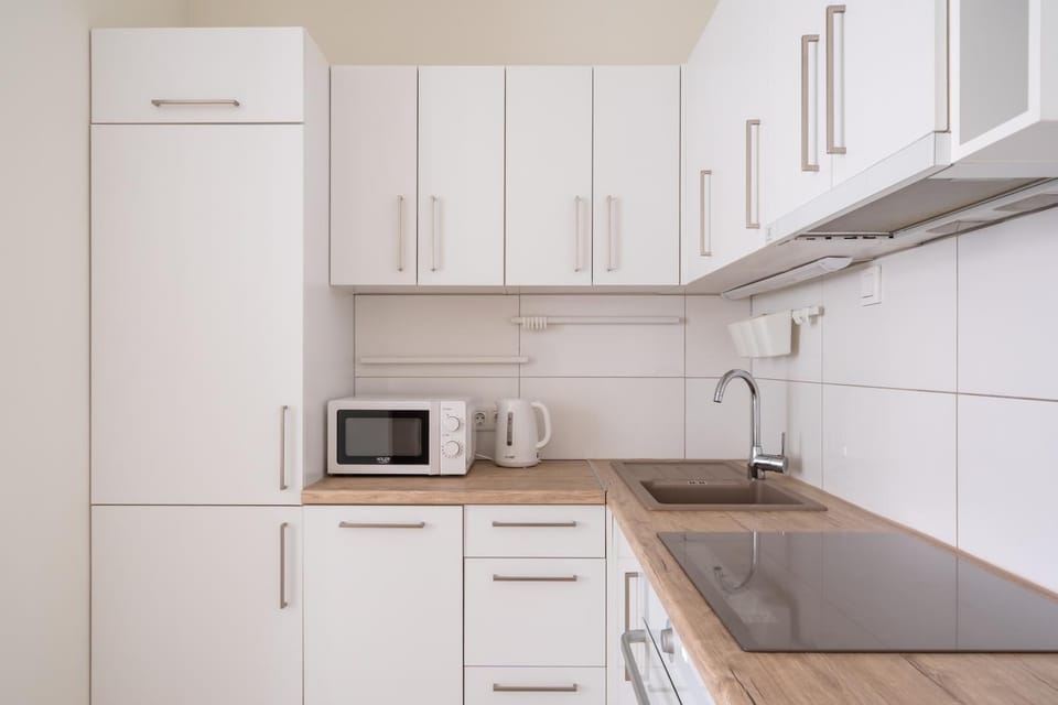 Coffee/tea facilities, Kitchen or kitchenette, dishwasher, stove
