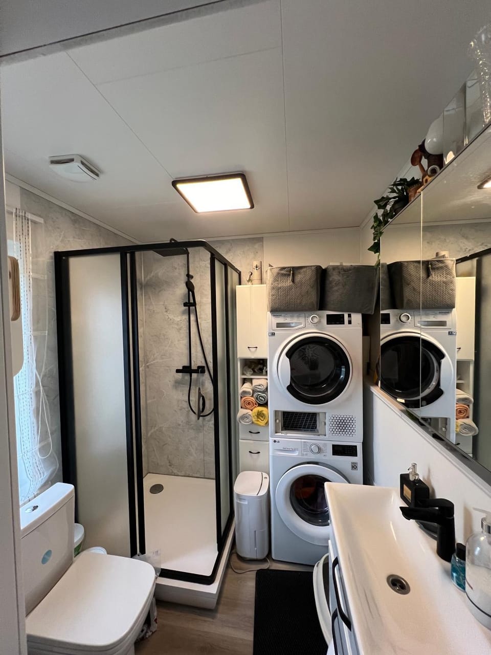 Shower, Bathroom, washing machine, dryer