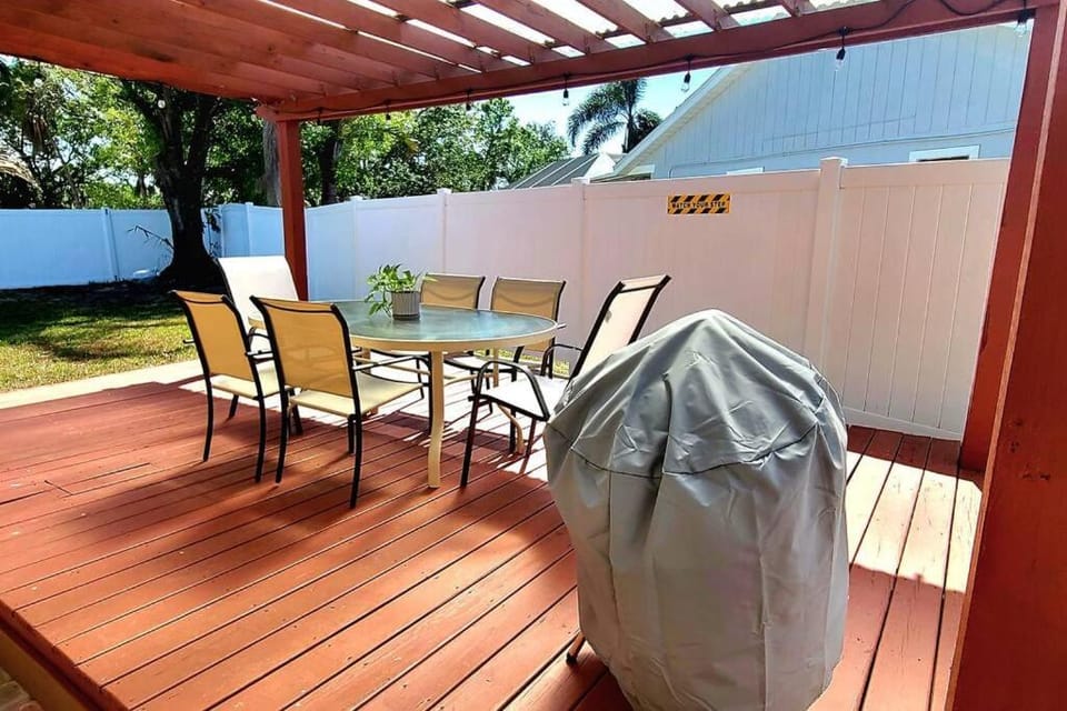 Hidden Gem Home in Sarasota, UTC Mall, Nathan Benderson Park, Siesta Key Beach House in Florida