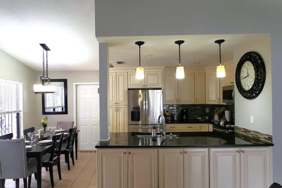 Hidden Gem Home in Sarasota, UTC Mall, Nathan Benderson Park, Siesta Key Beach House in Florida