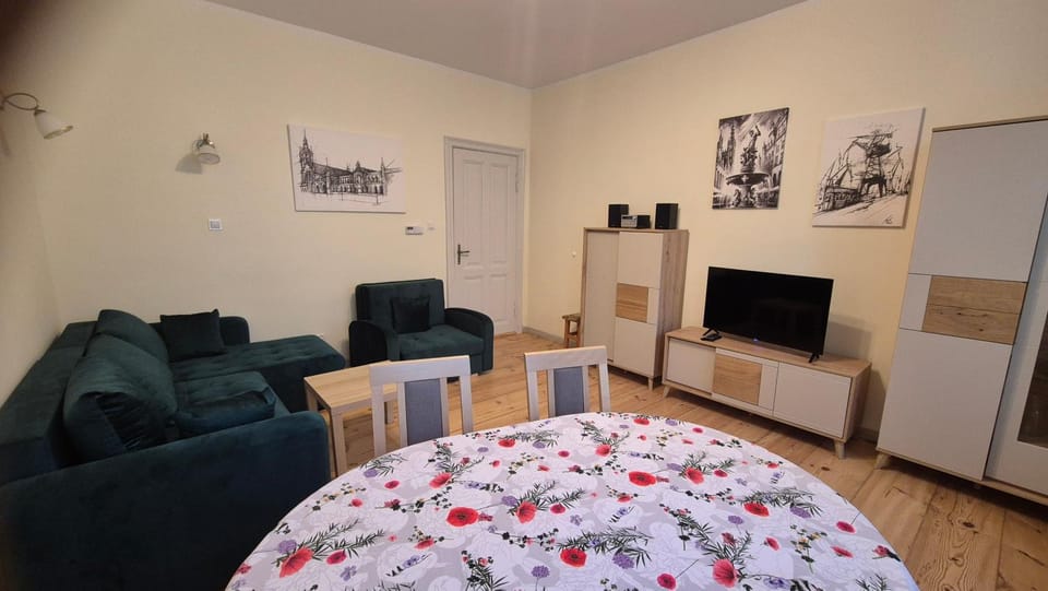 Communal lounge/ TV room, Bed, TV and multimedia, Living room, Photo of the whole room, Seating area, Evening entertainment