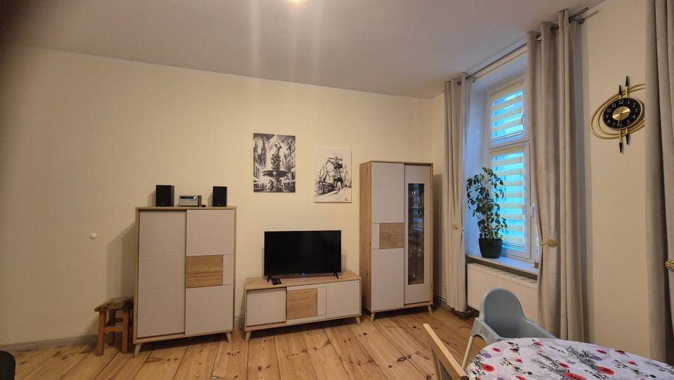 Communal lounge/ TV room, Bed, TV and multimedia, Photo of the whole room, Evening entertainment