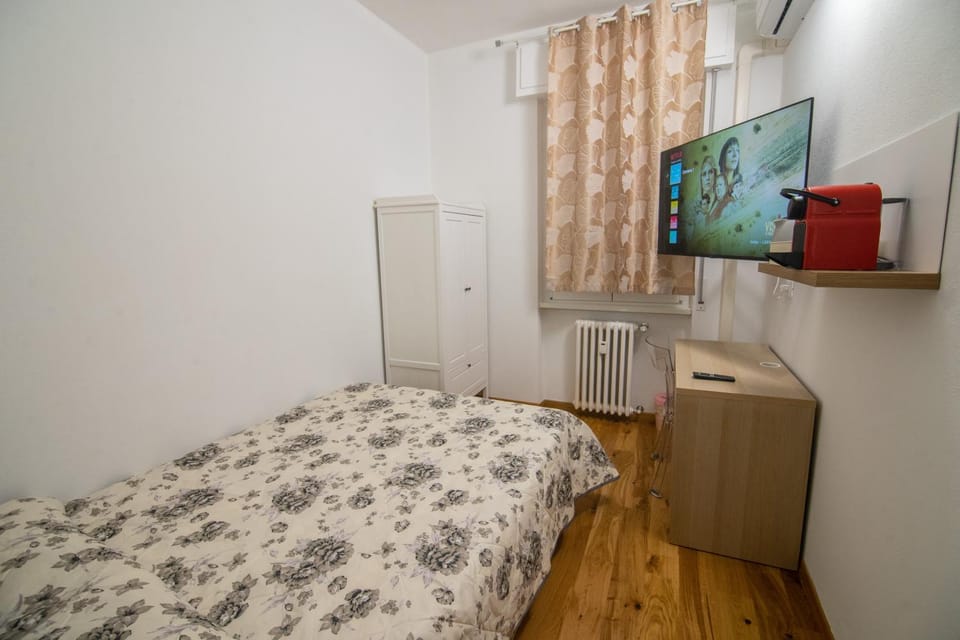 Bed, TV and multimedia, Photo of the whole room, Bedroom, wardrobe, air conditioner