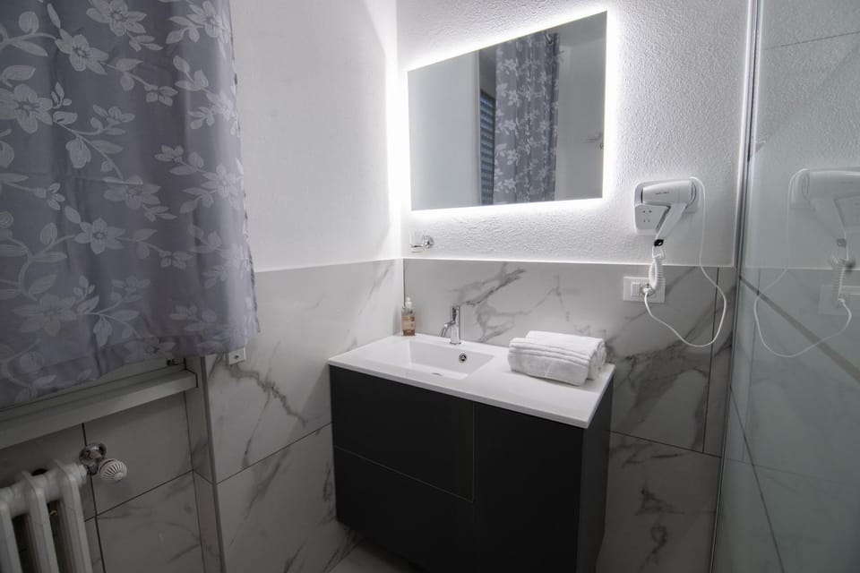 Bathroom, towels