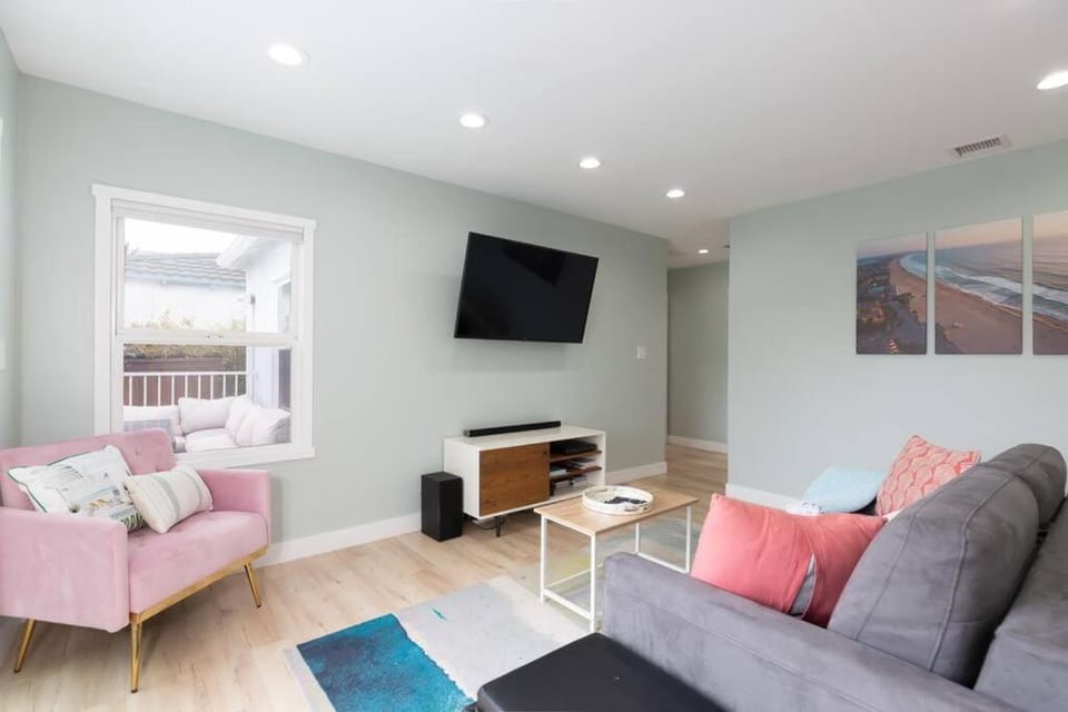 Beach House In The Heart Of PB House in Mission Bay