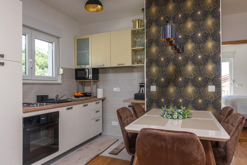Kitchen or kitchenette, Seating area, Dining area, minibar, pet friendly, stove