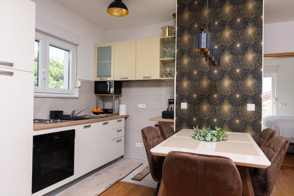 Kitchen or kitchenette, Dining area