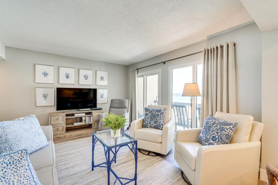 Beachfront Panama City Condo w/ Balcony + Views! House in Sunnyside
