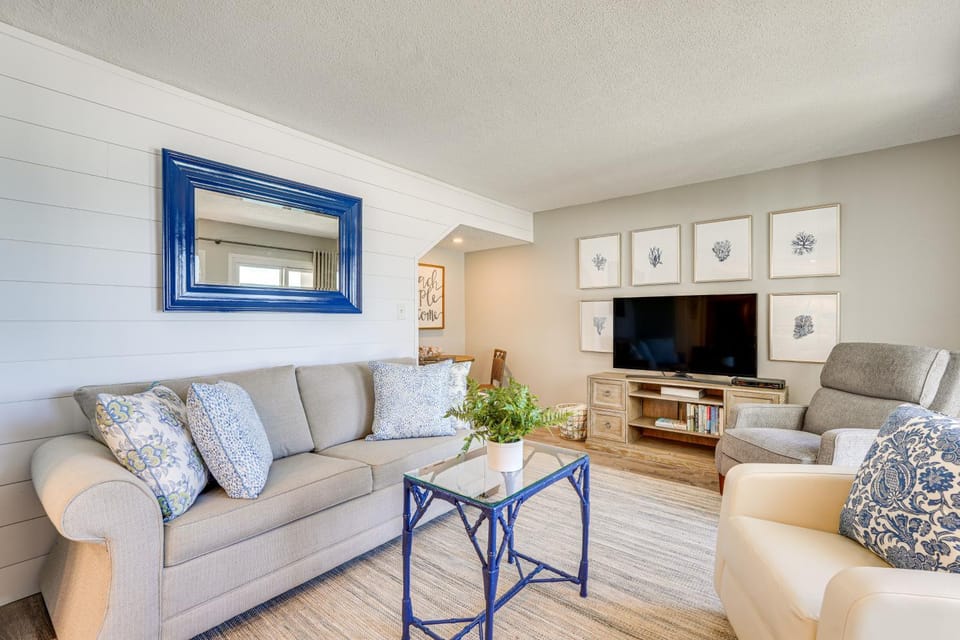 Beachfront Panama City Condo w/ Balcony + Views! House in Sunnyside