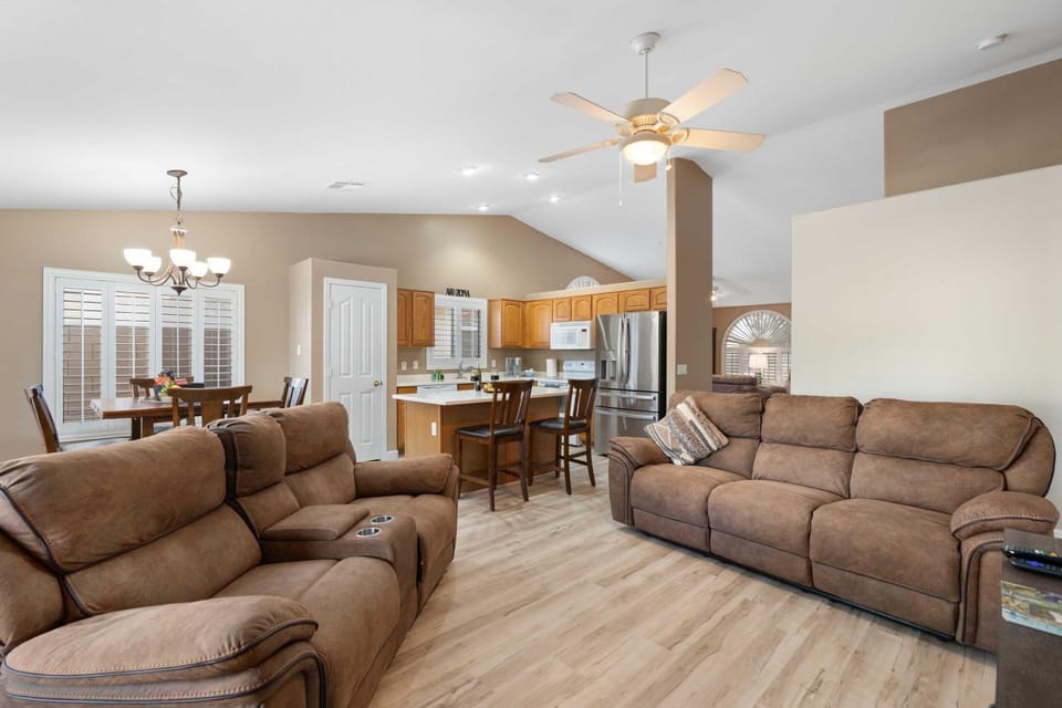 Backyard Oasis! Group-Friendly San Tan Valley Home House in San Tan Valley