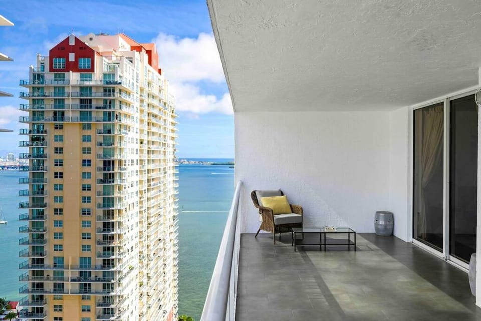 Luxury 1 BDR • 30th Floor • Brickell • Water Views Apartment in Brickell