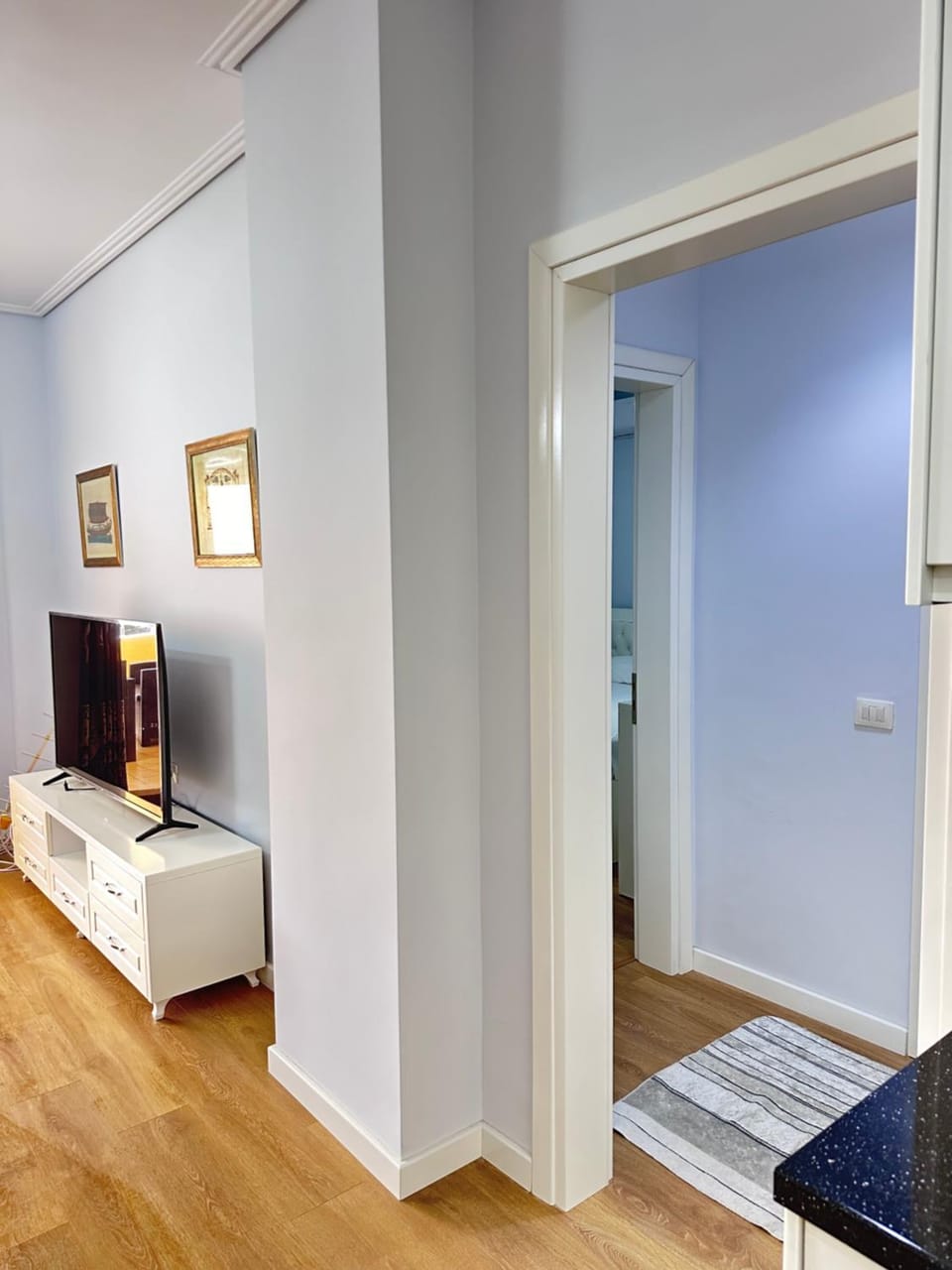 Bed, TV and multimedia, Living room, Photo of the whole room, Seating area, Bedroom