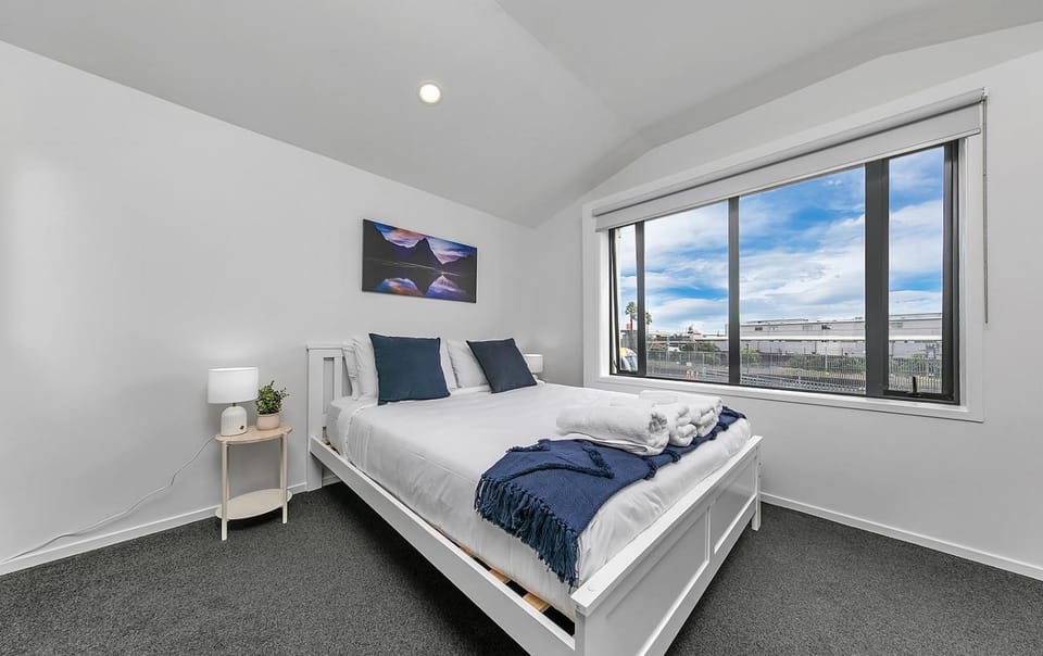 Bedroom, towels