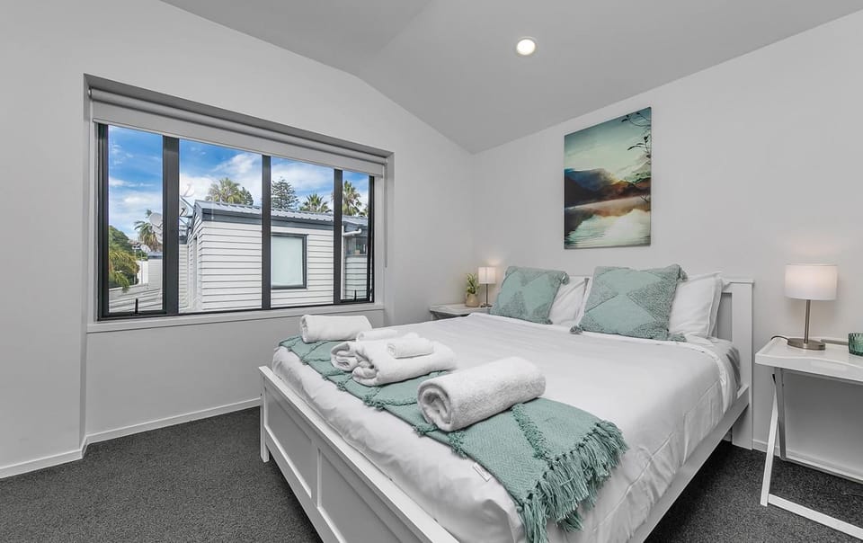 Bedroom, towels