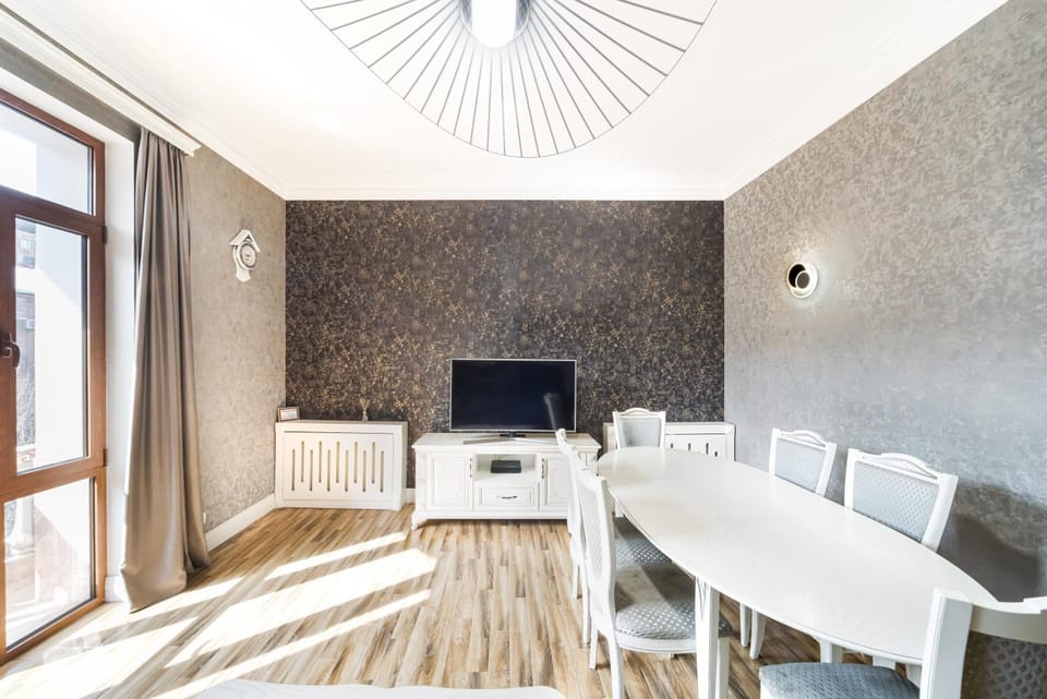 TV and multimedia, Living room, Seating area, Dining area