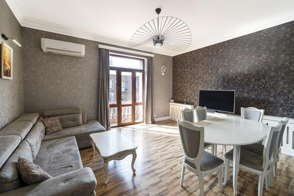 TV and multimedia, Living room, Seating area, Dining area