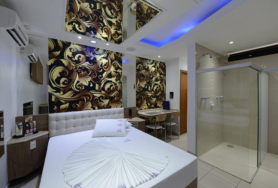 Shower, Bed, Photo of the whole room, Bedroom