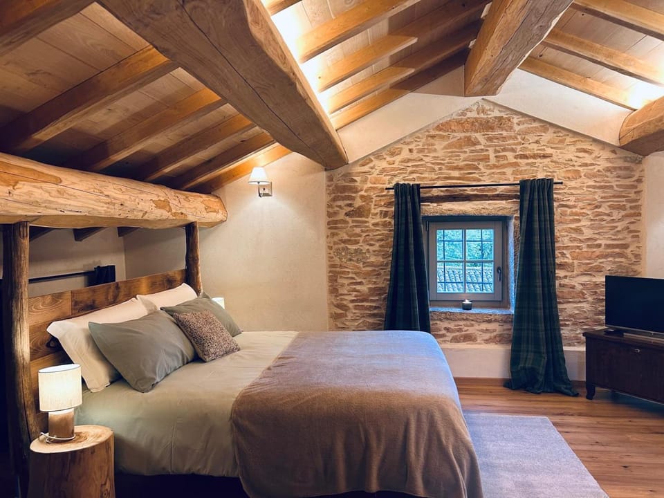 Bed, Winter, TV and multimedia, Photo of the whole room, Bedroom, Autumn