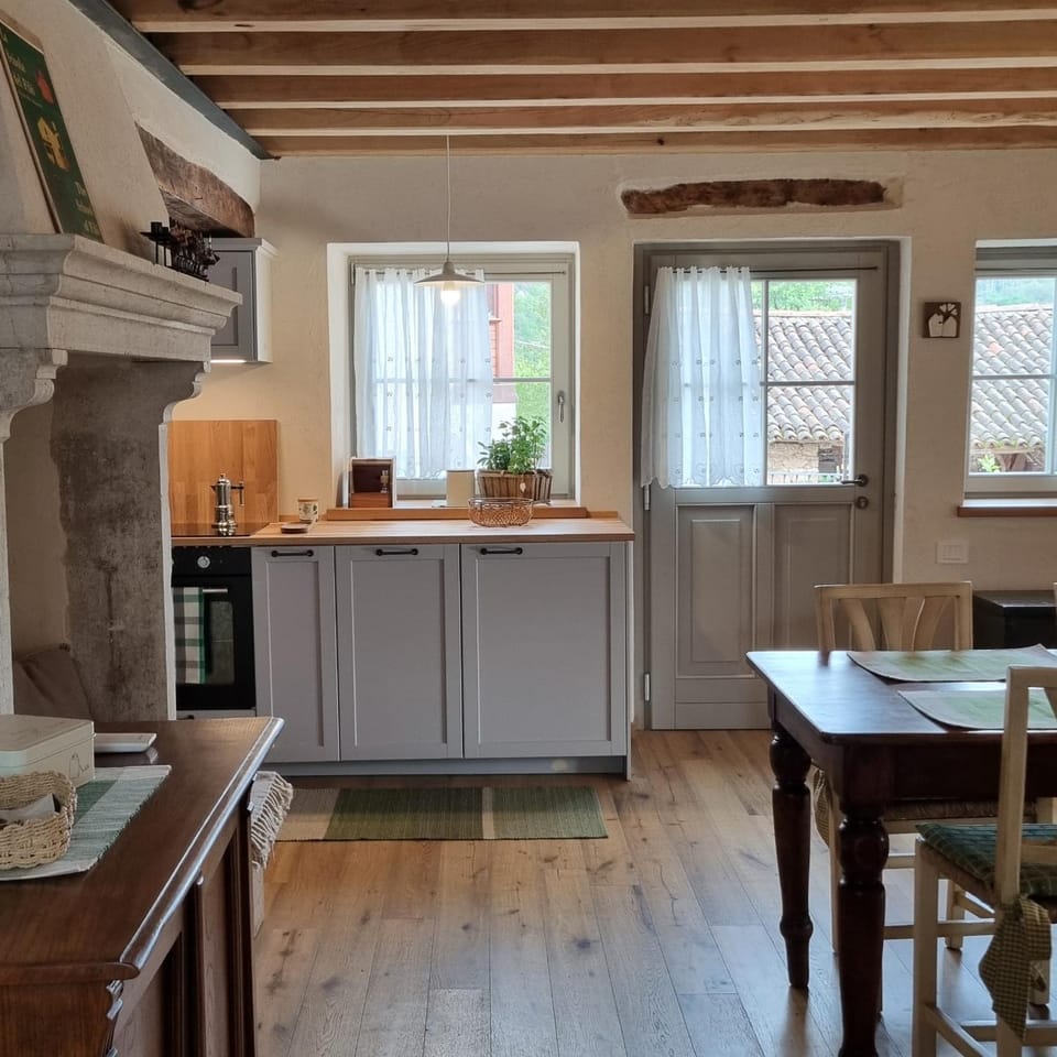 Coffee/tea facilities, Kitchen or kitchenette, Dining area, dishwasher, furniture, stove, toaster