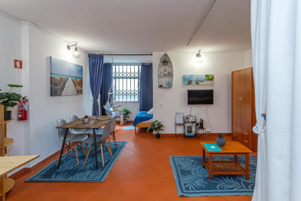 TV and multimedia, Kitchen or kitchenette, Living room, Seating area, Dining area