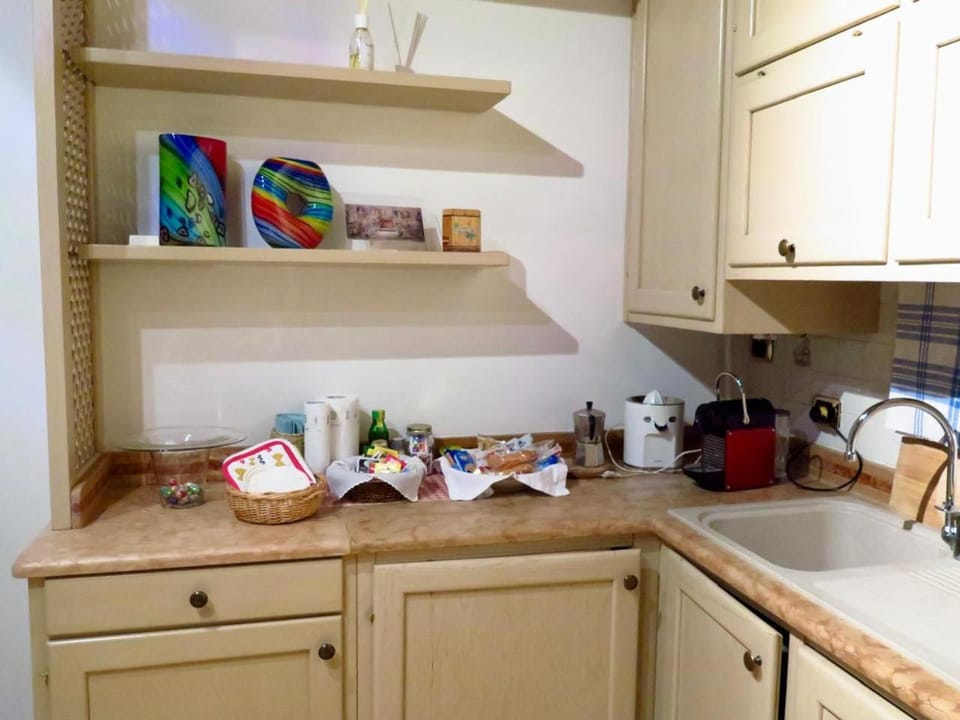 Kitchen or kitchenette, Food and drinks, Food, stove, toaster
