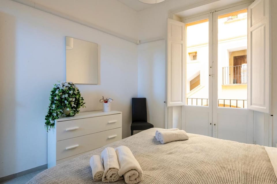 Photo of the whole room, Bedroom