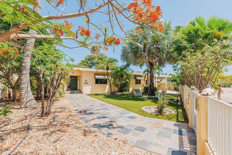 Paradise Garden Villa in Noord