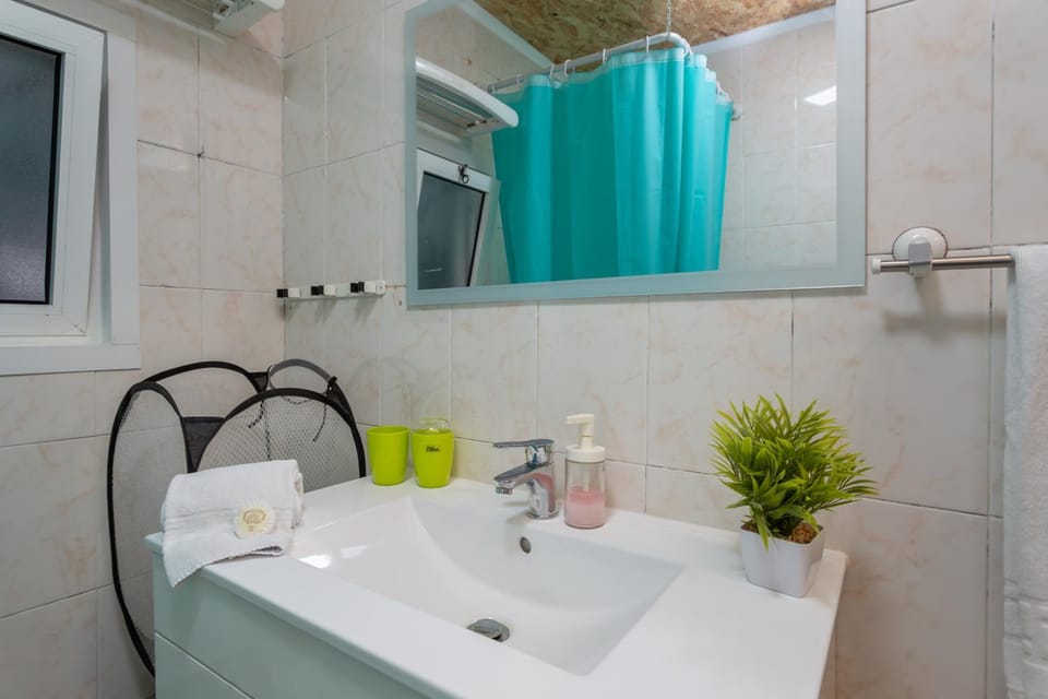 Bathroom, towels