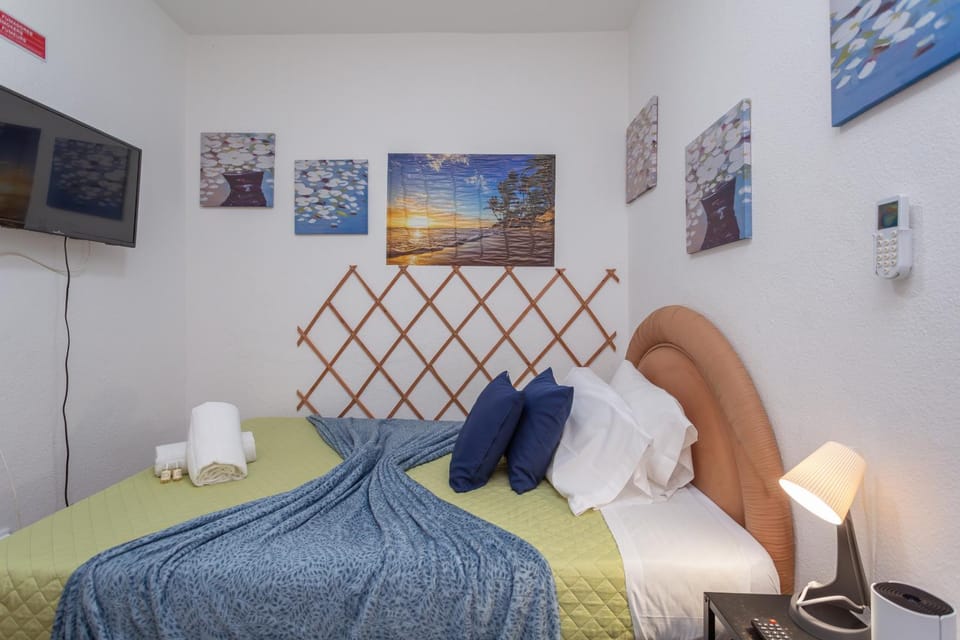 Bed, TV and multimedia, Photo of the whole room, Bedroom, towels