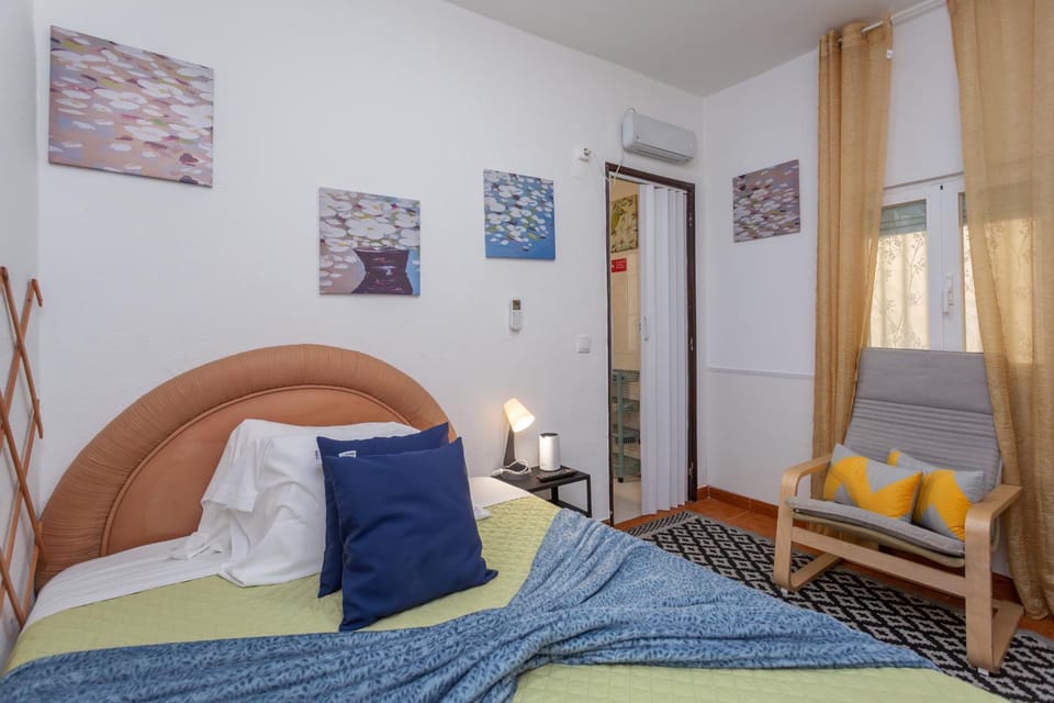 Bed, Photo of the whole room, Bedroom
