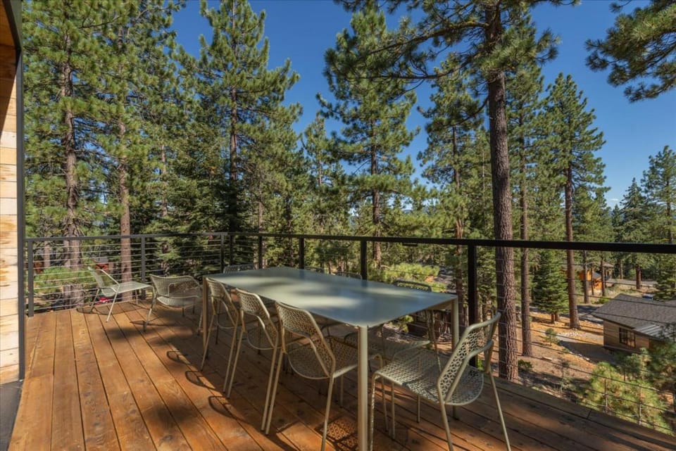 Modern Eco Retreat with Hot Tub and Views House in Truckee
