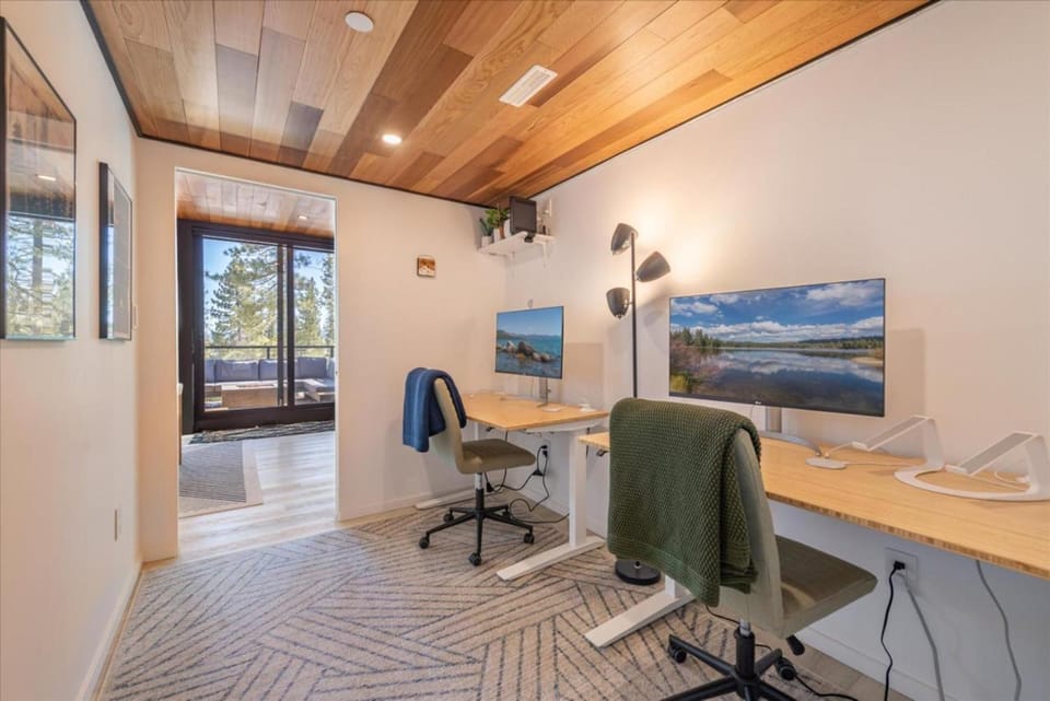 Modern Eco Retreat with Hot Tub and Views House in Truckee