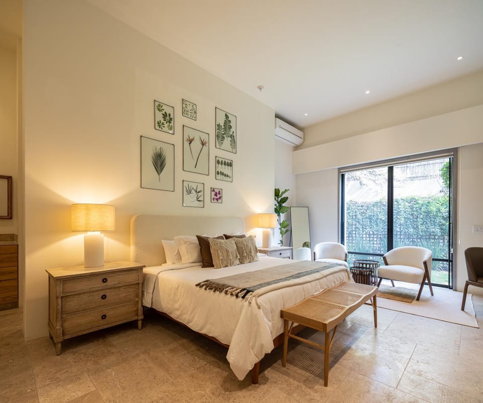 Bed, Photo of the whole room, Seating area, Bedroom