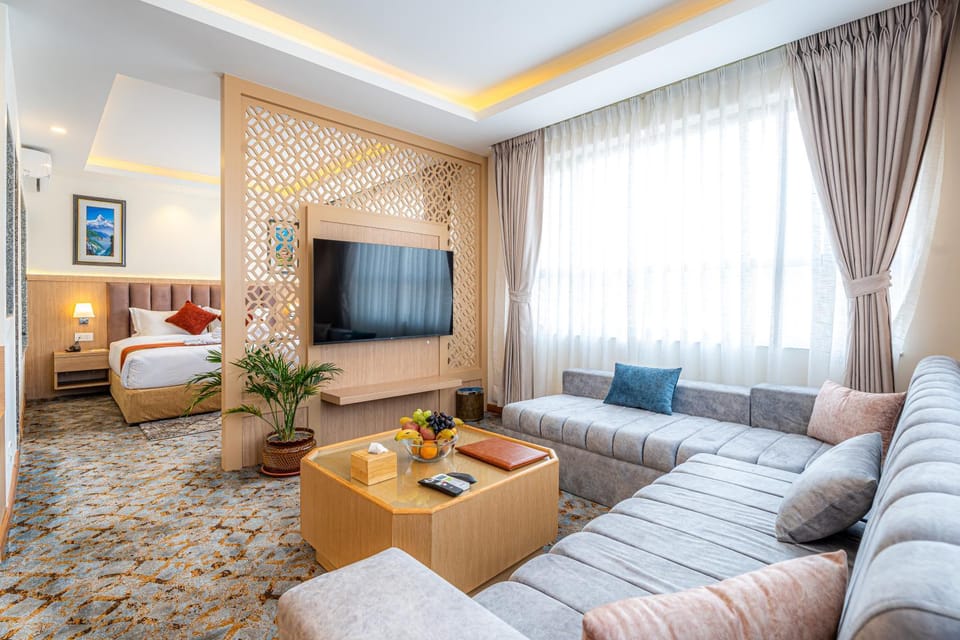 Bed, TV and multimedia, Living room, Photo of the whole room, Seating area
