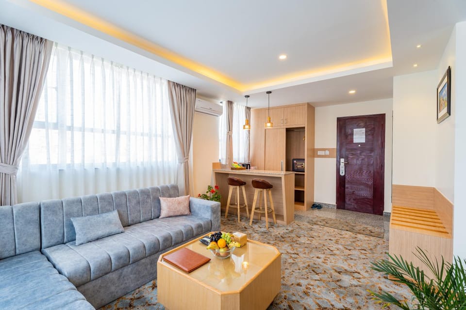 Kitchen or kitchenette, Living room, Seating area, Dining area, Food