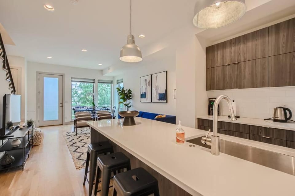 Kitchen or kitchenette, Living room, Seating area, Dining area