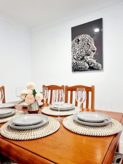 5-Bedroom House: Ensuite, Netflix, Prime Location House in Brisbane