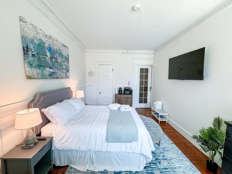 Pvt Room,Shared Bath, St Marys, Fenway, Longwood Apartment in Brookline