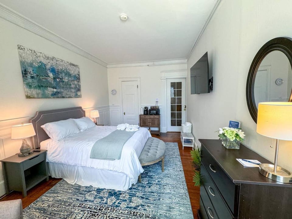 Pvt Room,Shared Bath, St Marys, Fenway, Longwood Apartment in Brookline